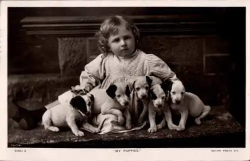 Ak Mädchen und Welpen, Hunde
