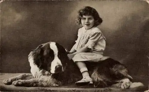 Ak Mädchen und Bernhardiner, Porträt