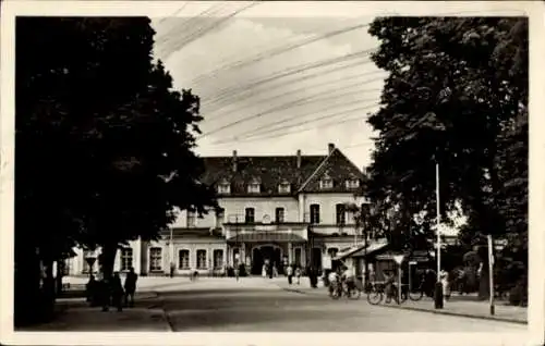 Ak Neubrandenburg in Mecklenburg Vorpommern, Bahnhof, Straßenseite