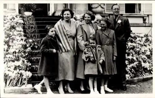 Ak Königin Juliana der Niederlande, Prinz Bernhard, Prinzessinnen Beatrix, Irene, Margriet, Marijke