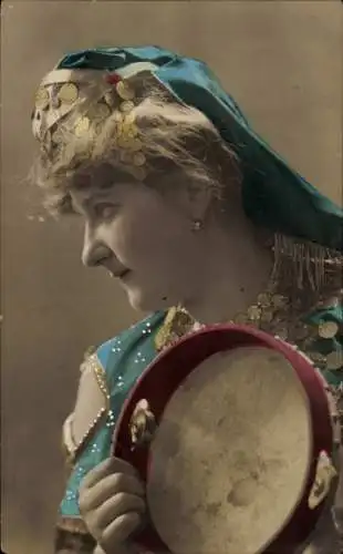 Ak Frau mit Tambourin, Portrait