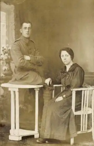Foto Ak Deutscher Soldat in Uniform mit Frau, Portrait