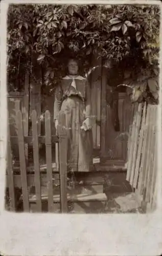 Foto Ak Frau, Portrait, Hauseingang
