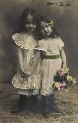 Ak Glückwunsch, Zwei Mädchen, Blumenstrauß