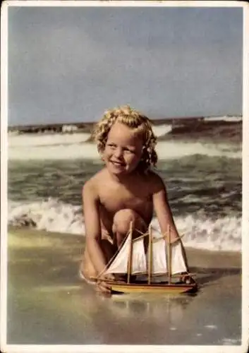 Ak Mädchen spielt am Strand mit einem Schiff