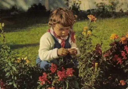 Ak Mädchen kniet im Garten und betrachtet Blumen, Kind-Porträt