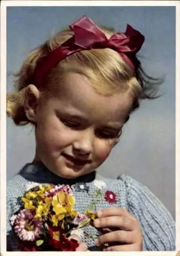 Ak Mädchen mit Blumen, Portrait