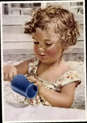 Ak Mädchen mit Becher, Portrait