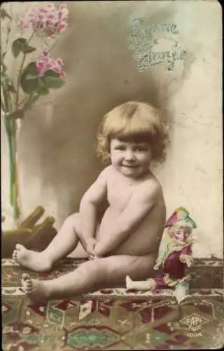 Ak Glückwunsch Neujahr, Kleinkind mit Puppe auf dem Boden sitzend