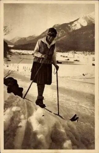 Ak Beim Skilauf, Am Sportplatz