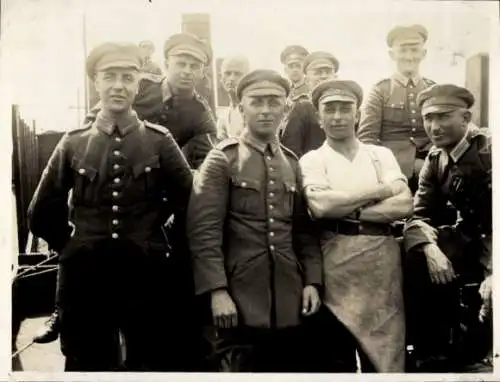 Foto Gruppenportrait Soldaten, Fahrt nach Stettin 1927