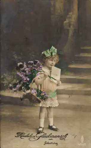 Ak Glückwunsch Geburtstag, Mädchen mit Blumenstrauß