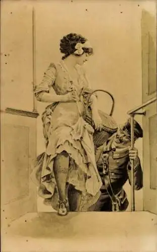 Ak Frau in erotischer Kleidung, Schaffner