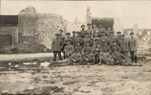 Foto Ak Deutsche Soldaten in Uniform, Gruppenbild, Kriegsjahr 1916