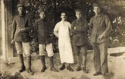 Ak Strasbourg Straßburg Elsass Bas Rhin, Fünf Soldaten, davon einer mit Schürze, stehen vor ei...