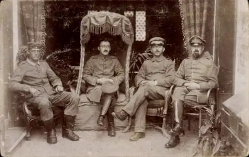 Ak Strasbourg Straßburg Elsass Bas Rhin, Vier Soldaten, drei davon sitzen auf Stühlen, einer s...