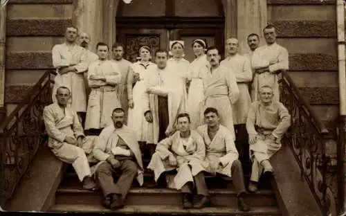 Foto Ak Verwundete Soldaten, Gruppenbild, Lazarett