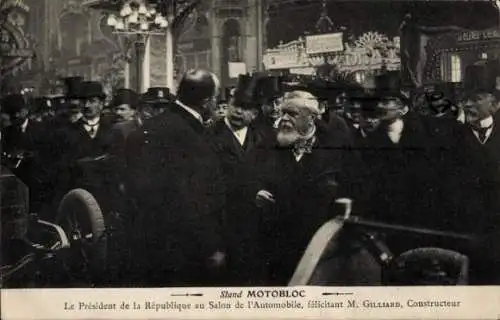 CPA Président de la République au Salon de l'Automobile, félicitant M. Gilliard