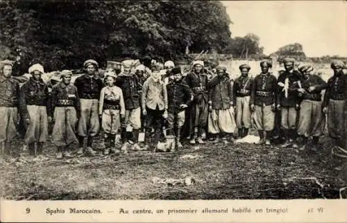 CPA Spahis Marocains, Au centre, un prisonnier allemand habillé en tringlot