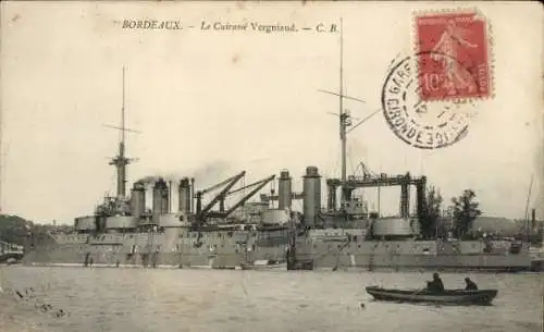 Ak Bordeaux Gironde, Kriegsschiff Vergniaud, im Hintergrund Hafenanlagen