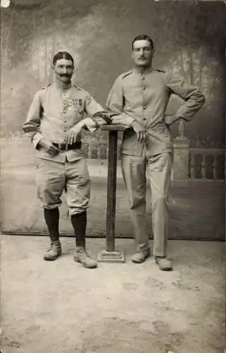 Ak St, Zwei Soldaten in Uniform stehen nebeneinander. Einer lehnt an einem Pfahl.
