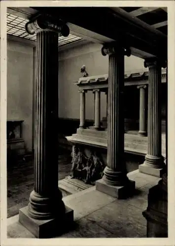 Ak Berlin Mitte, Pergamon Museum, Blick durch die Säulenhalle, Altar von Pergamon