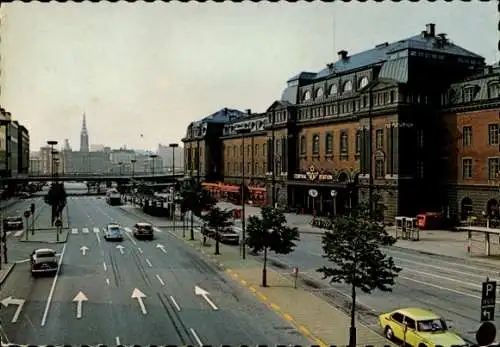 Ak Stockholm Schweden, Stockholm Centralstation Vasagatan, Hauptstraße mit Autos, Gebäude, Kir...