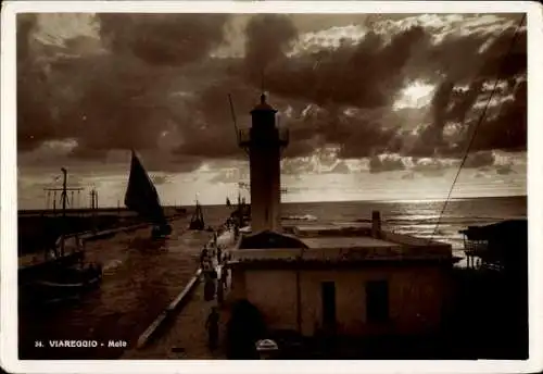 Ak Viareggio Toscana, Molo, Leuchtturm, Segelboot