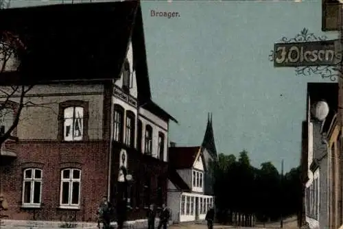 Ak Broager Dänemark, Blick auf eine Straße, Gebäude mit Schildern, Menschen auf der Straße