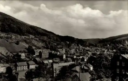 Ak Ruhla in Thüringen, Landschaft mit Bergen, Stadtansicht, historische Gebäude, Wolken