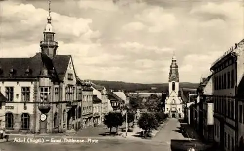 Ak Adorf im Vogtland, Ernst-Thälmann-Platz, Stadtansicht, historische Gebäude
