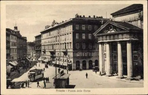 Ak Triest Trieste Friuli Venezia Giulia, Piazza della Borsa, Gebäude, Straßenbahnhaltestelle, ...