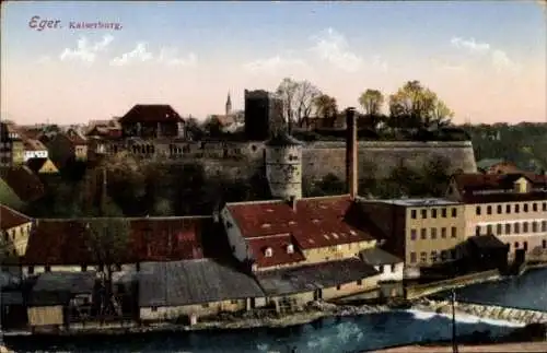 Ak Cheb Eger Reg. Karlsbad, Blick über Dächer zur Kaiserburg, Wehr