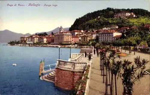 Ak Bellagio Lago di Como Lombardia, Uferpromenade mit Häusern, Bergen, blühende Pflanzen, Wasser