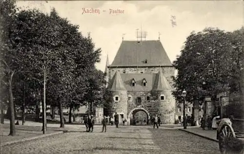 Ak Aachen, Ponttor, historisches Gebäude, Bäume, steinige Straße, Fußgänger