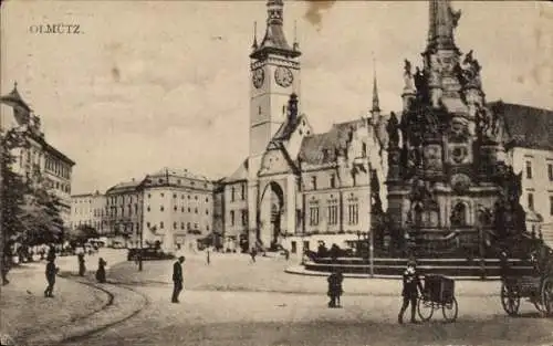 Ak Olomouc Olmütz Stadt, Stadtansicht mit Uhrturm, Brunnen, historischen Gebäuden, Menschen