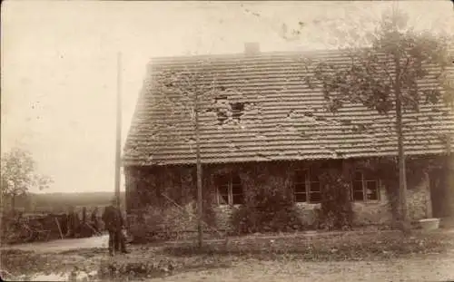 Foto Ak zerschossenes Bauernhaus
