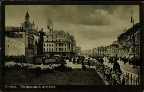 Ak Moskau Russland, Stadtansicht, Theatralny Prospekt, Statue, Menschenmenge, alte Architektur
