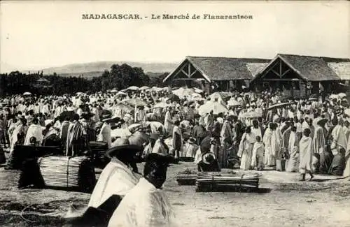 Ak Fianarantsoa Madagaskar, Markt in Flanarantsoa, Menschenmengen, Sonnenschirme, traditionell...