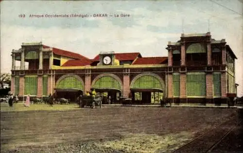 Ak Dakar Senegal, Bahnhof, historische Architektur, Uhr, Fahrzeuge, Menschen