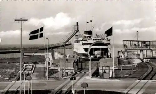 Ak Puttgarden Insel Fehmarn, Fährbahnhof Fehmarn-Kai, Fährschiff, Vogelflug-Linie