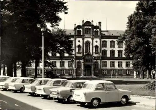 Ak Hansestadt Rostock, Universität  alte Gebäude, parkende Autos, schwarz-weiß Fotografie