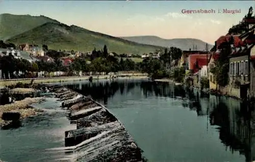 Ak Gernsbach im Murgtal Schwarzwald, Flusslandschaft, Häuserzeile, Berge im Hintergrund, idyll...