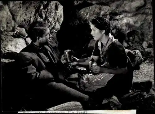 Ak Schauspieler Christiane Hörbiger und Rudolf Lenz, Filmszene Der Edelweisskönig