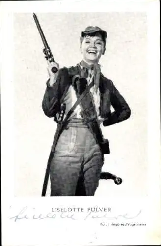 Ak Schauspielerin Liselotte Pulver, Portrait, Pistole, Autogramm