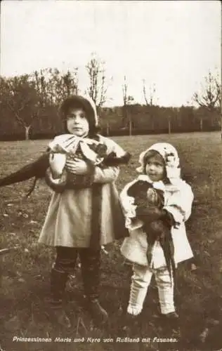 Ak Prinzessinnen Marie und Kyra von Russland mit Fasanen, Portrait