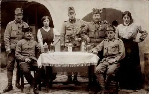 Foto Ak KuK Soldaten mit Frauen, Gruppenbild