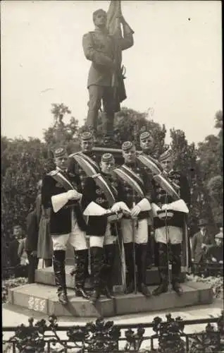 Studentika Foto Ak Studenten posieren vor einem Denkmal