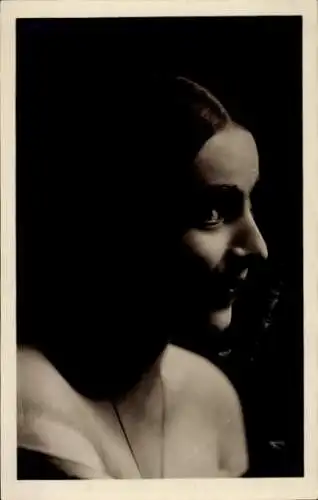 Ak Porträt einer jungen Frau, Halsanhänger