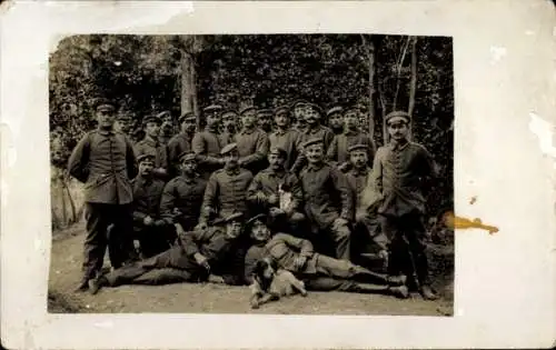 Ak Deutsche Soldaten, Kaiserzeit, Soldaten, Hund, Wiese, Bäume